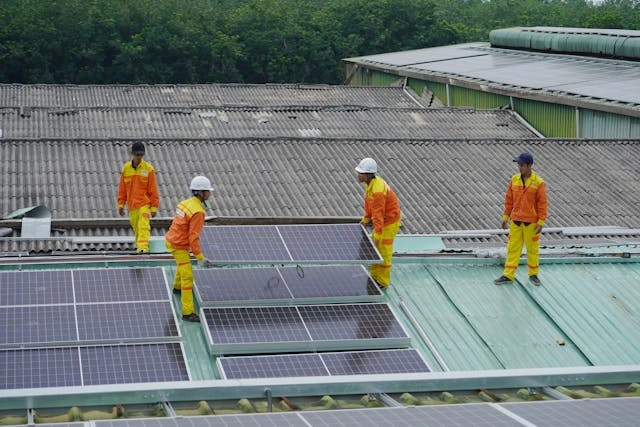 Pembangkit Listrik Tenaga Surya dalam Industri